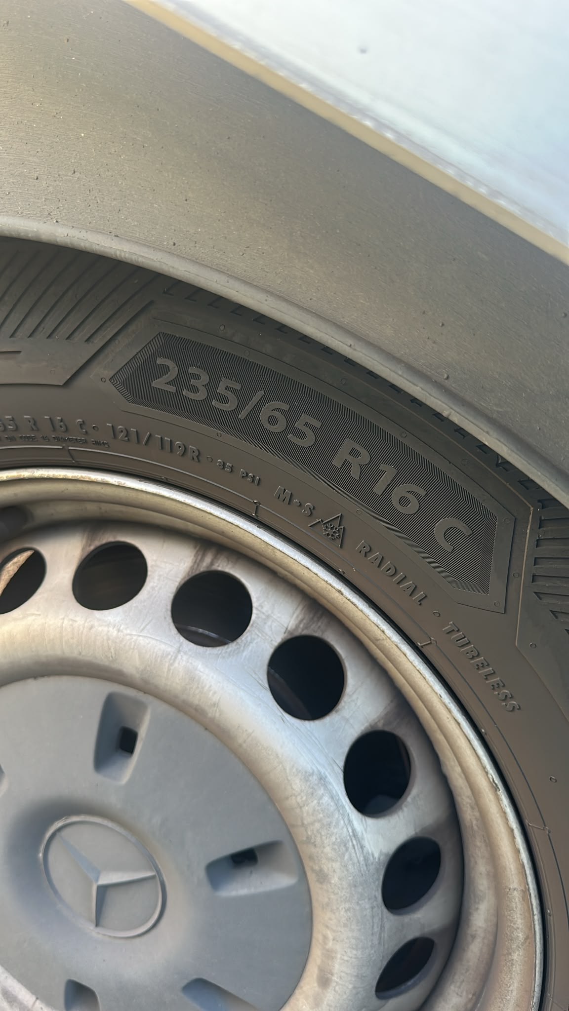 LKW roadside assistance on site — mobile tyre service for a distribution truck after a blowout on the A5 near Homberg
