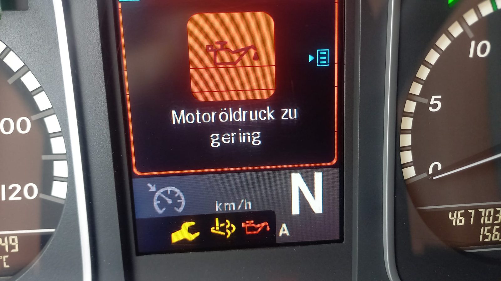 Mobilny mechanik przy awarii: ostrzeżenie o zbyt niskim ciśnieniu oleju na wyświetlaczu Mercedesa Atego