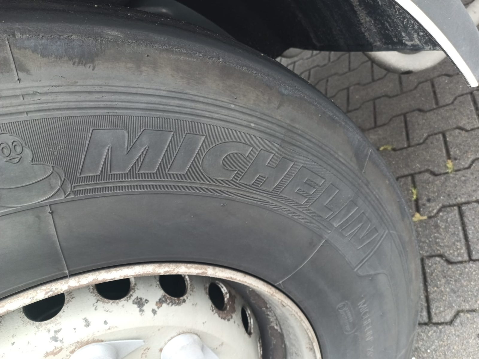 Serwis mobilny TIR: opona Michelin ze startym barkiem bieżnika, powód do sprawdzenia zbieżności kół