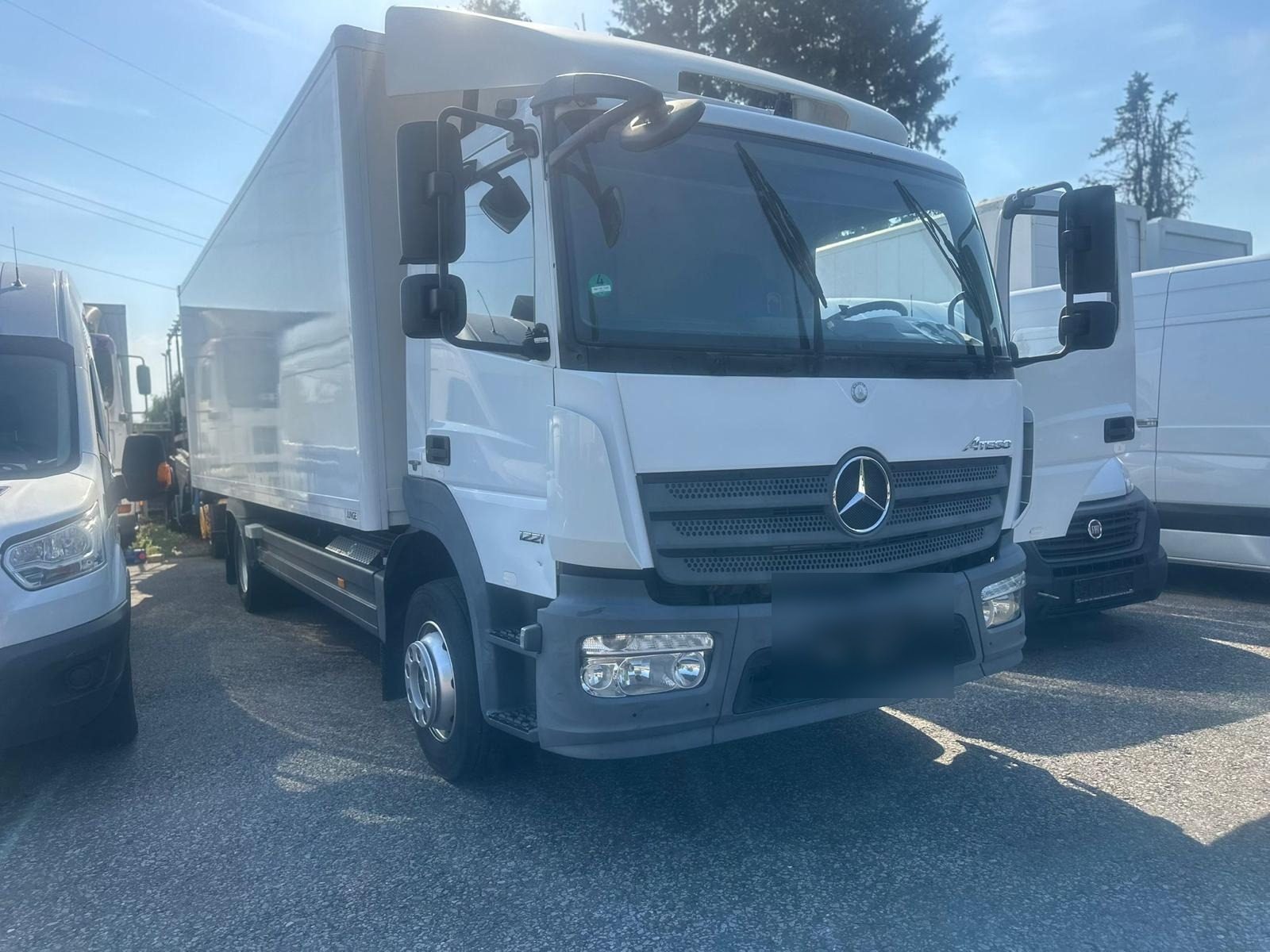 Serwis mobilny Niemcy: biały Mercedes Atego z zabudową izotermiczną na parkingu przy A7 w słoneczny dzień