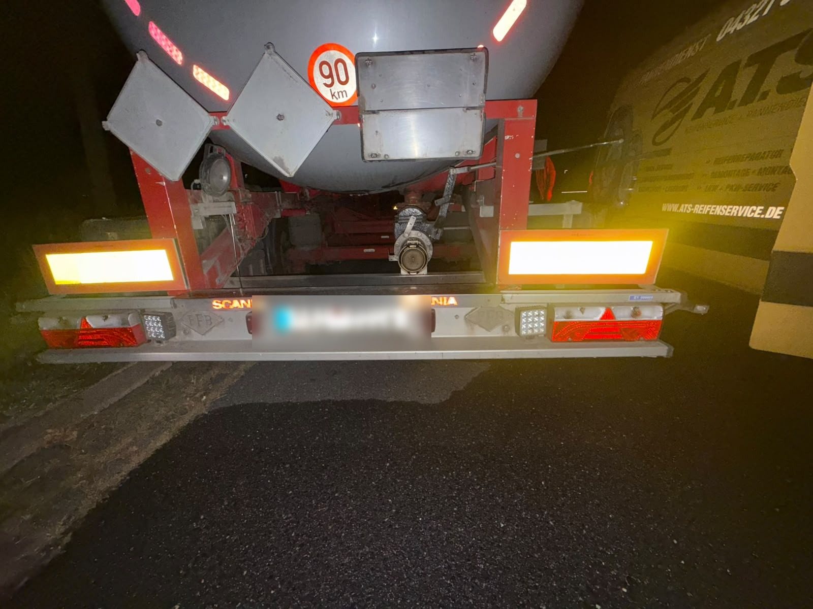 Wulkanizacja TIR Niemcy: naczepa cysterna nocą na parkingu przy A17 koło Pirny przed wymianą opony