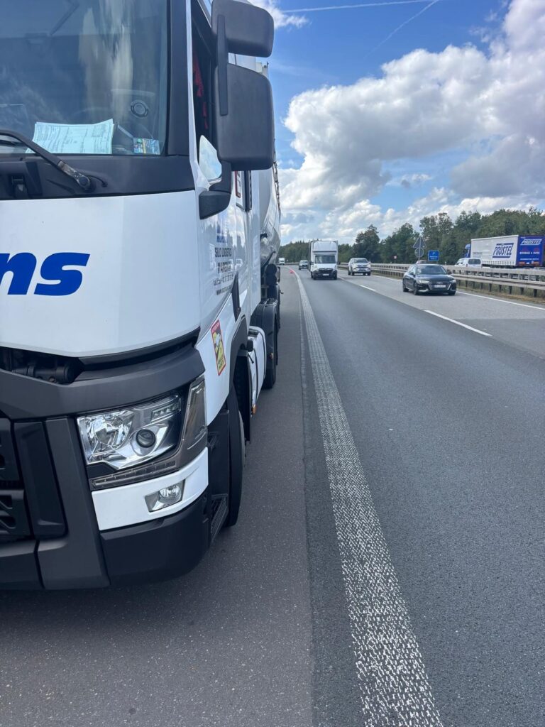 Sattelzug mit Silo-Auflieger auf dem Standstreifen der A3 bei Würzburg, mobiler Reifen Notdienst bei Tageslicht