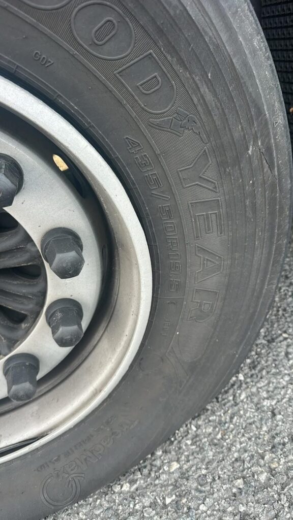 mobiler-lkw-reifenservice-auf-der-a7-bei-bad-hersfeld-01 – LKW Help 24 Goodyear-Reifen 435/50 R19.5 am Auflieger mit lesbarer Dimension und Riss in der Flanke durch Fahren mit zu wenig Luft