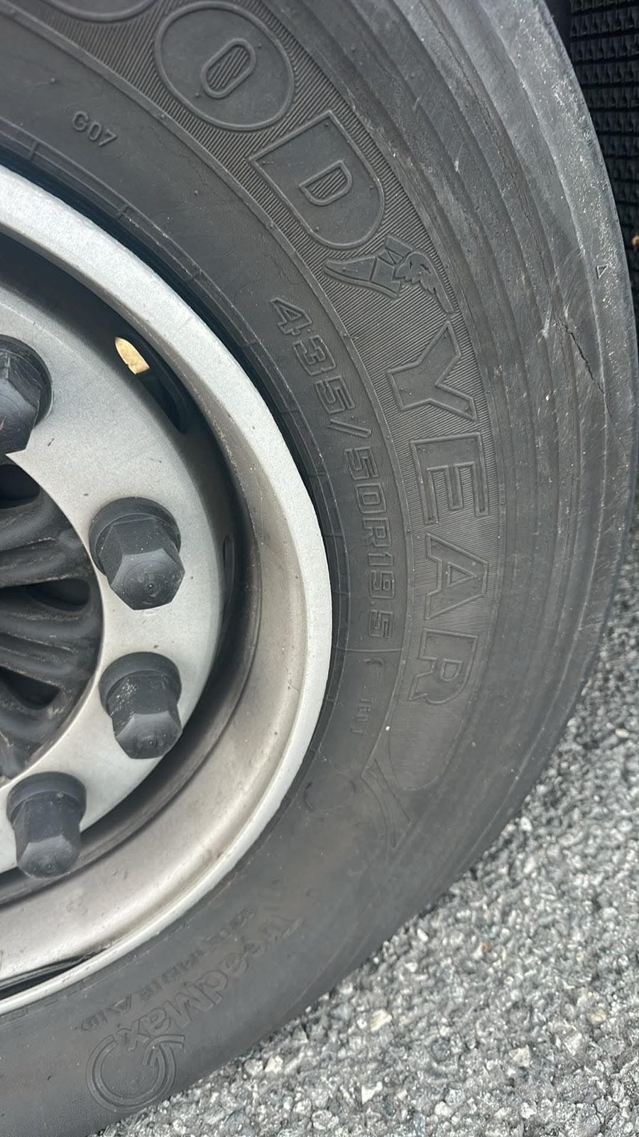 Goodyear-Reifen 435/50 R19.5 am Auflieger mit lesbarer Dimension und Riss in der Flanke durch Fahren mit zu wenig Luft